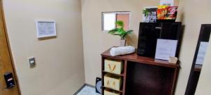 a room with a door and a table with a plant on it at L2 Hospedate por la central en cómoda habitación in Morelia
