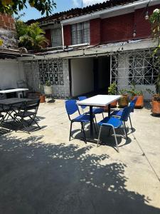 a table and chairs in front of a building at Coliving habitacional in Cali
