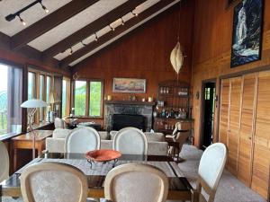 ビーチ・マウンテンにあるSerenity at Beech Mountainのリビングルーム(テーブル、椅子、暖炉付)