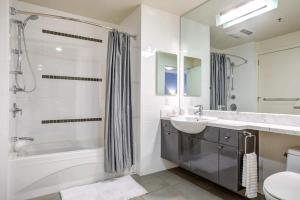 Ένα μπάνιο στο Spacious Luxury 1bedroom 1bath Pool +15 φωτογραφίες