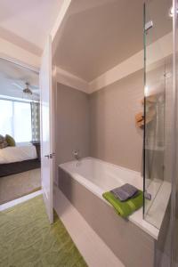 Ένα μπάνιο στο Spacious Luxury 1bedroom 1bath Pool