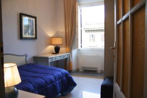 ローマにあるSilver Fernのベッドルーム(青いベッド1台、窓付)
