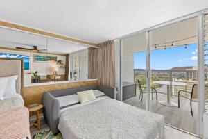 Χώρος καθιστικού στο Hale Nalu Waikīkī Studios Ocean View King Size Bed