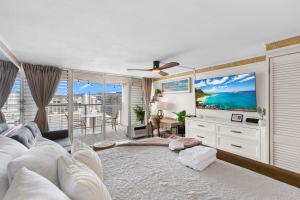 Μια τηλεόραση ή/και κέντρο ψυχαγωγίας στο Hale Nalu Waikīkī Studios Ocean View King Size Bed