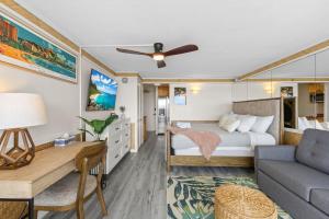 Χώρος καθιστικού στο Hale Nalu Waikīkī Studios Ocean View King Size Bed
