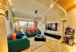 TV a/nebo společenská místnost v ubytování The Paradise Luxury Apartment at TenTon Zamalek