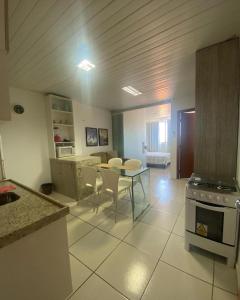 Kuchyň nebo kuchyňský kout v ubytování Flat Bela Amarração