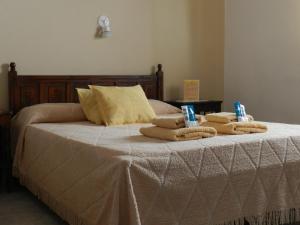 Una cama con dos toallas encima. en Hotel El Parque en San Clemente del Tuyú