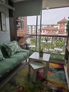 a living room with a couch and a coffee table at Espacio moderno y acogedor departamento en Rancagua in Rancagua