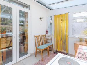 Habitación con silla, escritorio y ventanas. en Littlehaven, en Ventnor 16 fotos más