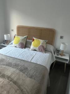 una camera da letto con un letto grande con due comodini di Apartamento SAN JUAN a Cudillero