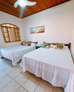 Una cama o camas en una habitación de Rm Hospedagem Ubatuba 26 fotos más