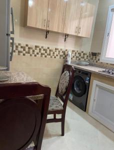 マルティルにあるMartil appartementのキッチン(テーブル、洗濯機付) +14枚の写真