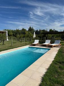 una piscina con due sedie a sdraio accanto di Victoria’s House a San Rafael Altre 19 foto