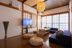 ein Wohnzimmer mit Sofa und Flachbildfernseher in der Unterkunft Lido Urayasu in Tokio