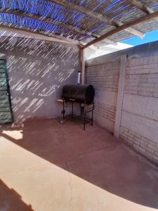 Habitación con banco en una pared de ladrillo en Mis Pichoncitos, en Villa Unión