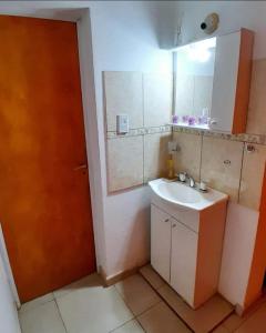un baño con lavabo y espejo en Mis Pichoncitos, en Villa Unión