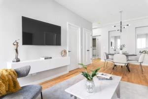 Μια τηλεόραση ή/και κέντρο ψυχαγωγίας στο Top Notch 2BR & 2BA Suite Minutes to Central Park