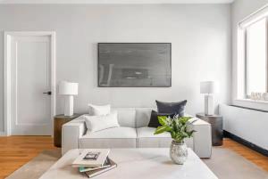 Χώρος καθιστικού στο Top Notch 2BR & 2BA Suite Minutes to Central Park