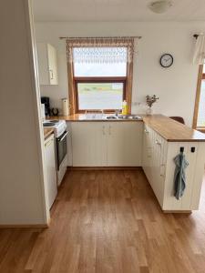 Majoituspaikan Guesthouse Myrkholt II keittiö tai keittotila