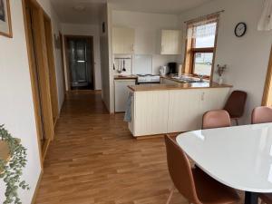 Majoituspaikan Guesthouse Myrkholt II keittiö tai keittotila