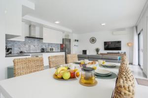 Η κουζίνα ή μικρή κουζίνα στο Villa Caldara, Private Pool, Outdoor Kitchen, Airco & Pellet Heater - Near Beach & Town