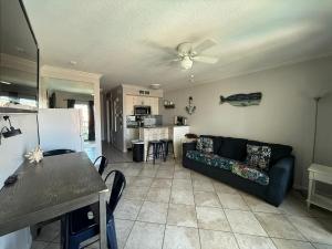 ครัวหรือมุมครัวของ Ocean & Pool Views Top Floor - Shoreline Stays 03