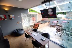 a room with a table and chairs and a tv at Terrassé São Francisco in Charitas