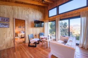 a living room with a couch and a table at La Cabañita Encantada in San Martín de los Andes