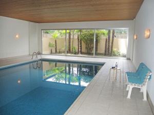 una piscina en una casa con una silla azul en 1-bedroom apartment, en Ascona