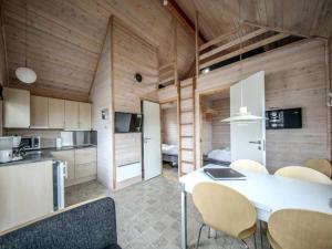 Thyborønにある4 star holiday home in Thyborønのテーブルと椅子のあるキッチンとダイニングルーム