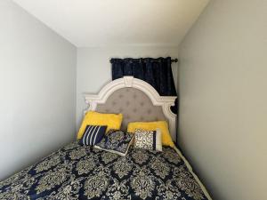 a bedroom with a bed with yellow pillows at Charming 1-bdrm Apt close to all in Hamburg