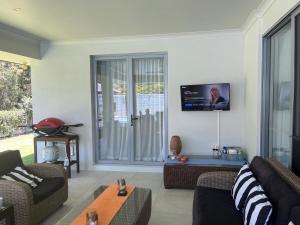 TV a/nebo společenská místnost v ubytování Serenity Retreat Noosa, Spacious Home with Solar Heated Pool