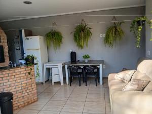 Una cocina o zona de cocina en Edicula com um quarto banheiro e piscina e lazer
