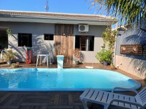 Piscina en o cerca de Edicula com um quarto banheiro e piscina e lazer