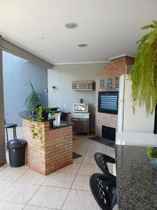 cocina con sillas y nevera en una habitación en Edicula com um quarto banheiro e piscina e lazer, en Foz do Iguaçu