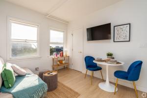 TV a/nebo společenská místnost v ubytování The Arts