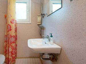 Ένα μπάνιο στο 4 person holiday home in R m +28 φωτογραφίες