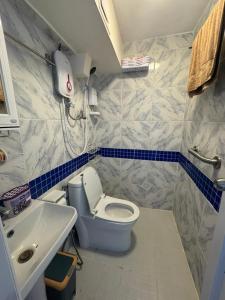 a bathroom with a toilet and a sink at Omawas Surf in Omauas +11 photos
