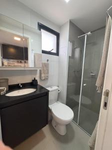 Ένα μπάνιο στο Aconchegante Studio com piscina, academia, coworking, lavanderia