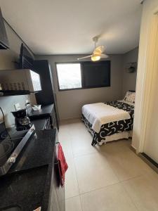 Ένα ή περισσότερα κρεβάτια σε δωμάτιο στο Aconchegante Studio com piscina, academia, coworking, lavanderia +19 φωτογραφίες