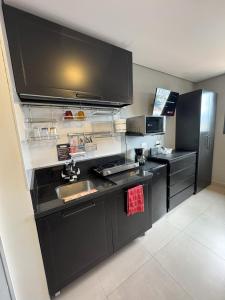 Η κουζίνα ή μικρή κουζίνα στο Aconchegante Studio com piscina, academia, coworking, lavanderia