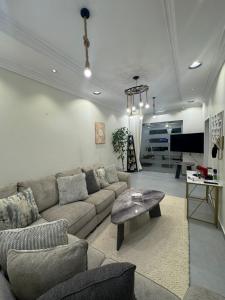 a living room with a couch and a table at فيلا فيو السلطان in Abha