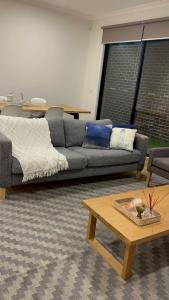 Χώρος καθιστικού στο Stay in Rockbank, West Melbourne