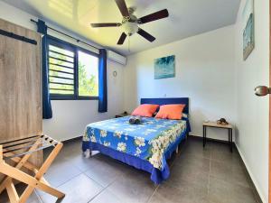 Ένα ή περισσότερα κρεβάτια σε δωμάτιο στο Teahupo'o Lodge Tahiti - Fare Terre et Mer - climatisé - canoe et paddle