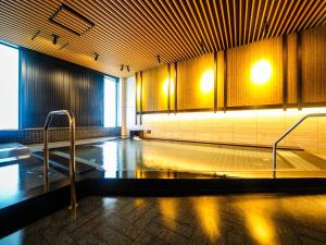 a empty tennis court with a hand rail in a room at APA Hotel & Resort Osaka Namba Ekimae Tower in Osaka
