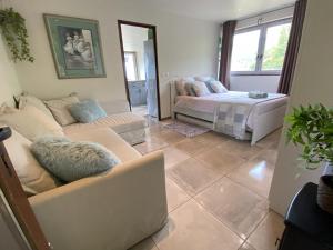 a living room with a couch and a bed at Dieu L'Amour - Molinard in Châteauneuf +31 photos