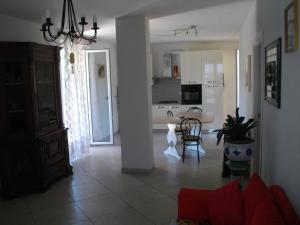 una cucina e un soggiorno con un divano e un tavolo di Giulietta e Romeo a Peschiera del Garda Altre 21 foto