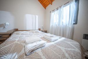 Ένα ή περισσότερα κρεβάτια σε δωμάτιο στο Cabañas Montecarlo 2 +5 φωτογραφίες