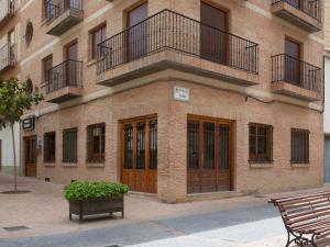 エヘア・デ・ロス・カバジェロスにあるHostal Aragonの正面にベンチが2つある建物